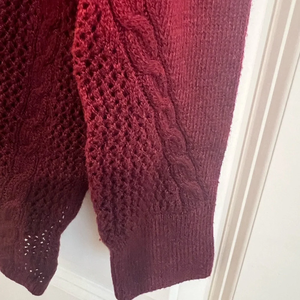American Eagle red ombré cable knit long sleeve sweater.